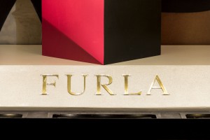 Allestimento vetrine Rinascente Firenze - Dettaglio logo Furla